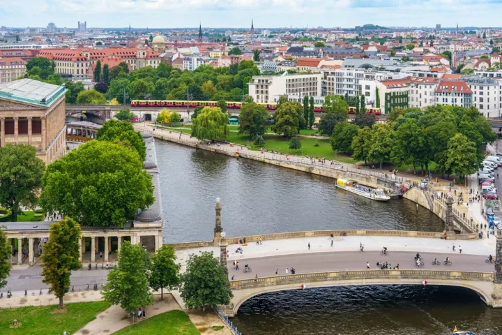 DW: Βαθαίνει η στεγαστική κρίση στη Γερμανία