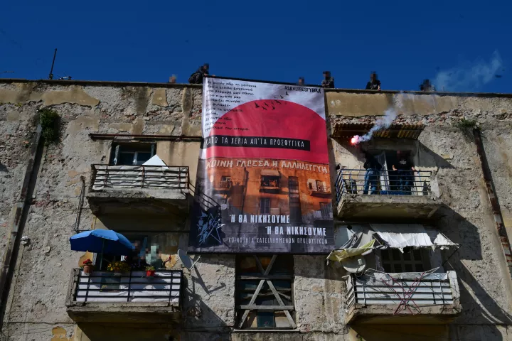 Αναρχικοί διαδηλωτές για τα Προσφυγικά εισέβαλαν στο δημοτικό συμβούλιο της Αθήνας