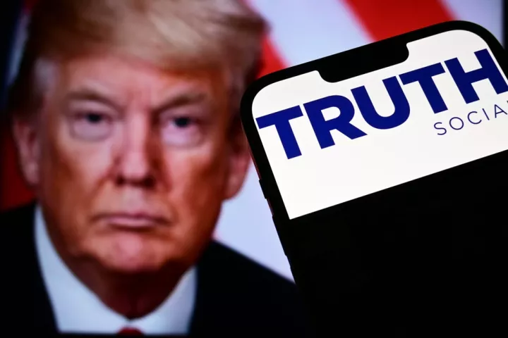 CNN: Πώς ο Τραμπ «τορπιλίζει» την ειρηνευτική διαδικασία με το Ιράν με τις συνεχείς αναρτήσεις του