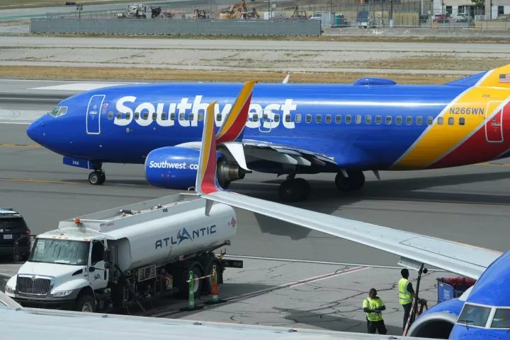 Ακριβότερα εισιτήρια και λιγότερες πτήσεις: Πώς η κρίση καυσίμων πιέζει τις αμερικανικές αεροπορικές