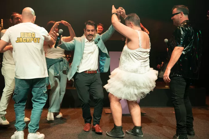 Μάκης is back – Κέρδισε το Εurojackpot και συνεχίζει να το γιορτάζει κερνώντας τους πάντες - Δείτε τι έγινε στη θεαματική επίσκεψή του στο Fuzz Club