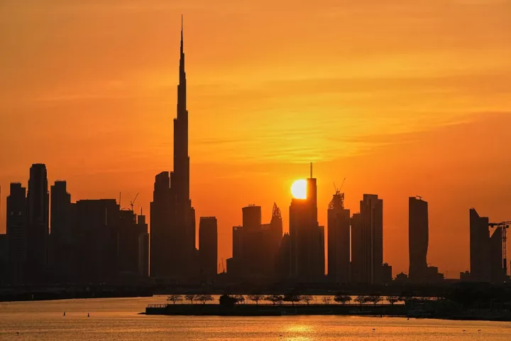 Πώς η Βρετανία θέλει να μετατρέψει την κρίση στο Ντουμπάι σε οικονομική ευκαιρία