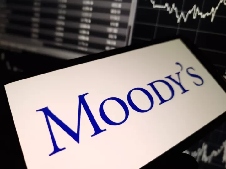 Moody's: Τι αλλάζει για την αξιολόγηση των ελληνικών τραπεζών - Έμφαση στην ασφάλεια των καταθέσεων 