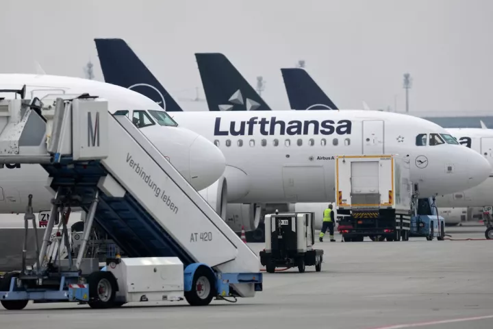 Lufthansa: 20.000 λιγότερες πτήσεις έως τον Οκτώβριο λόγω ανόδου στις τιμές των καυσίμων 