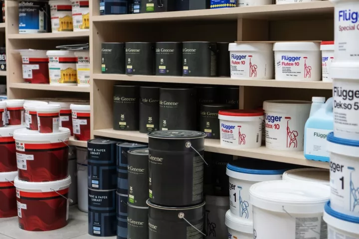 Από τα χρώματα μέχρι τις πτήσεις, ο πόλεμος στο Ιράν αυξάνει το κόστος, επιδεινώνει τις προοπτικές