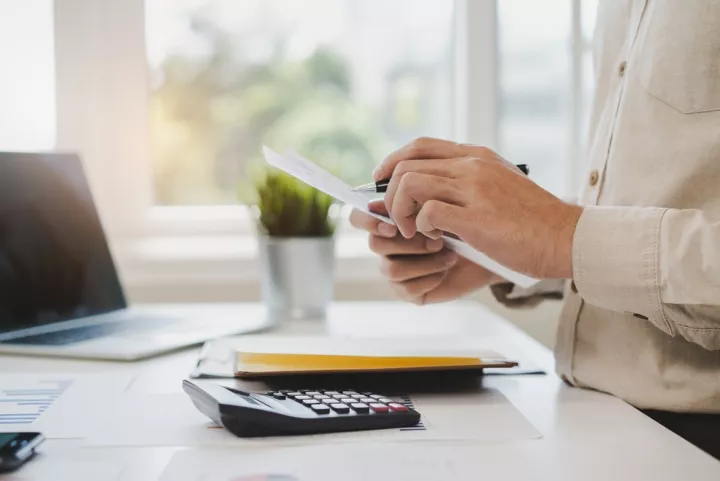 Νέο πλαίσιο για τα χρέη: Τριπλή «ομπρέλα» ρυθμίσεων για εφορία, ταμεία και τράπεζες – Ποιοι κερδίζουν και πώς