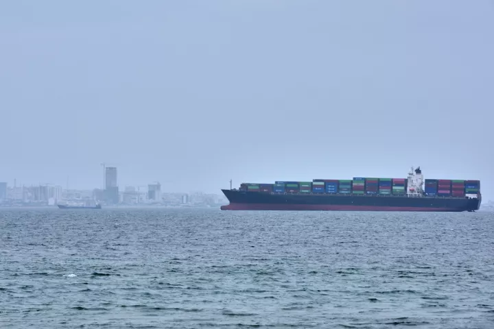 Το Ιράν σφίγγει τον κλοιό στα Στενά του Ορμούζ-Οι ΗΠΑ υποβαθμίζουν τις κατασχέσεις των δύο πλοίων