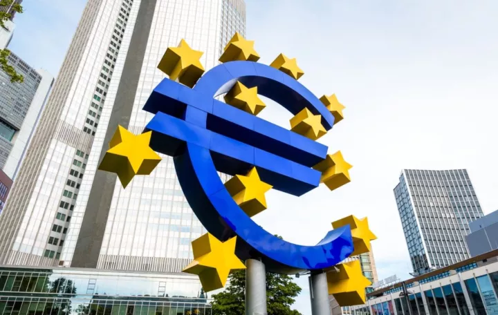 Η ΕΚΤ διατήρησε αμετάβλητα τα επιτόκια και παραμένει σε ετοιμότητα για αύξηση αν χρειαστεί