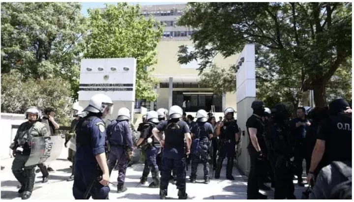 Οι «γνωστοί-άγνωστοι», οι γνωστές θεωρίες και οι μονίμως άφωνοι