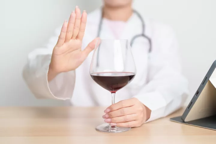 Τι συμβαίνει στο σώμα όταν κόβετε το αλκοόλ: Οι βλάβες που μπορούν να αντιστραφούν