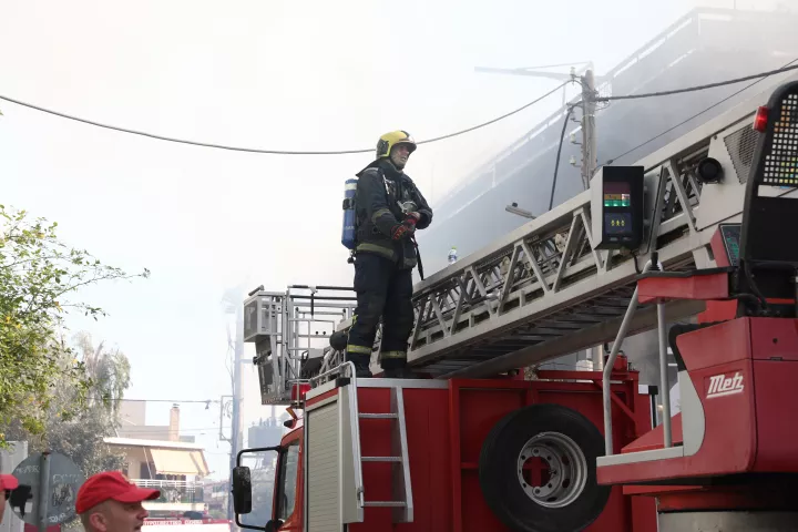 Υπό έλεγχο η φωτιά στη Φιλοθέη, κοντά στο Άλσος Βεΐκου - Άμεση η κινητοποίηση της Πυροσβεστικής