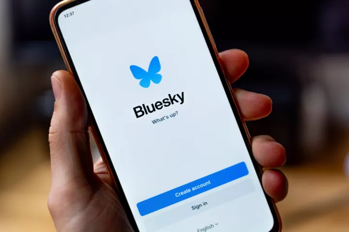 Bluesky: Εγκαταλείπει το μοντέλο του X και «ψηφίζει» Reddit
