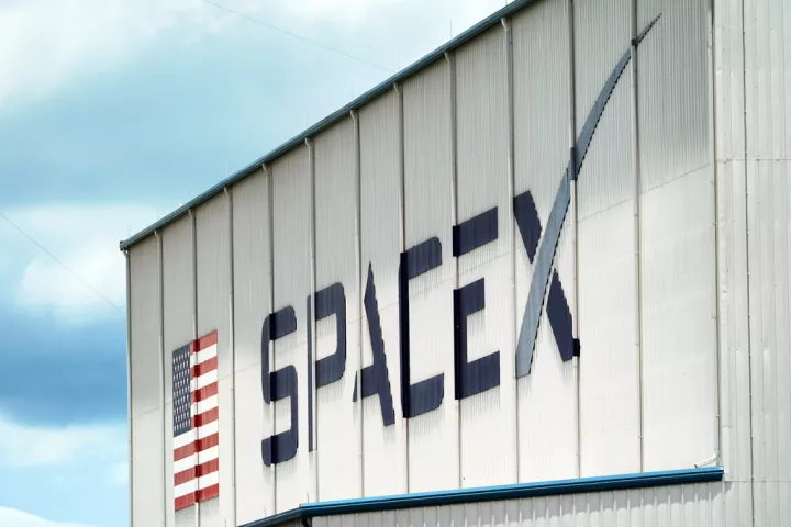 «Κλείδωσε» στα 135 δολάρια η μετοχή της SpaceX για το ιστορικό IPO των 75 δισ.