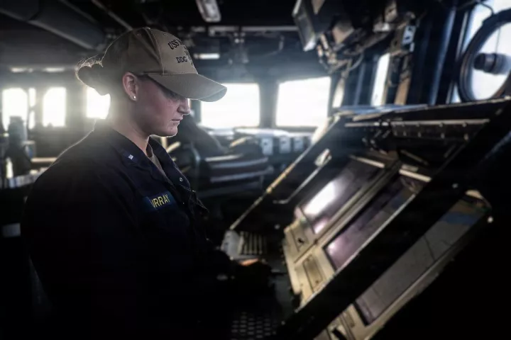 CENTCOM: Αμφισβητεί τον ισχυρισμό ότι το ιρανικό ναυτικό έριξε προειδοποιητικές βολές σε πολεμικά πλοία