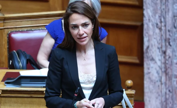 Υπ. Κοινωνικής Συνοχής και Οικογένειας: Τι προβλέπεται για την προστασία των παιδιών σε ενδοοικογενειακή βία