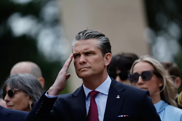 Χέγκσεθ από Νορμανδία: Η Ευρώπη δέχεται «εισβολή» μέσω της μετανάστευσης - Η αναφορά του στην Ελλάδα