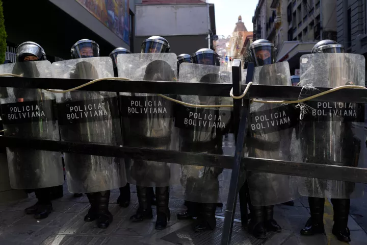 Βολιβία: Συγκρούσεις μεταξύ αστυνομικών και διαδηλωτών που έχουν αποκλείσει δρόμο