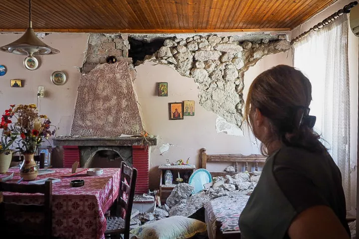 Εύβοια: Οι πρώτες εικόνες μετά τους ισχυρούς σεισμούς - Ζημιές σε σπίτια και μαγαζιά, τι λένε οι σεισμολόγοι