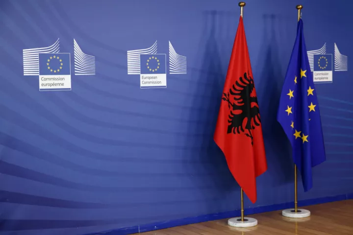 Προειδοποίηση Κομισιόν στην Αλβανία για το έργο Κούσνερ: Ενδέχεται να επηρεάσει την ενταξιακή πορεία στην ΕΕ