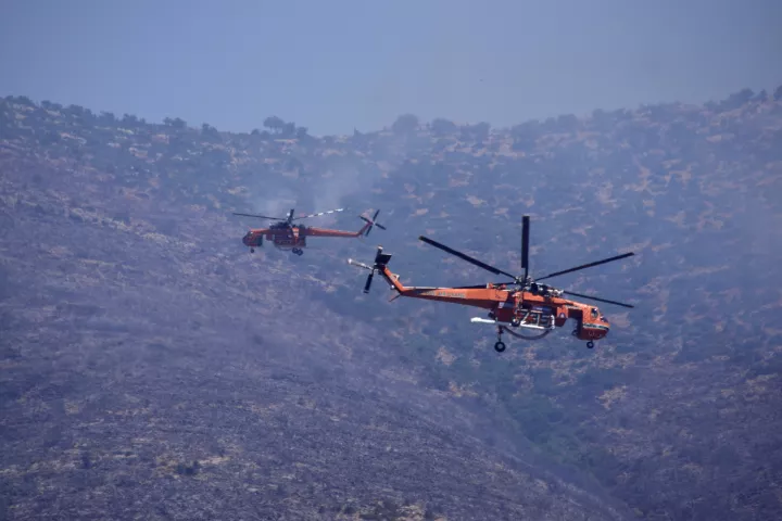 Φωτιά στην Περαχώρα Λουτρακίου: Επιχειρούν και εναέρια μέσα - Ήχησε το 112 (vids)
