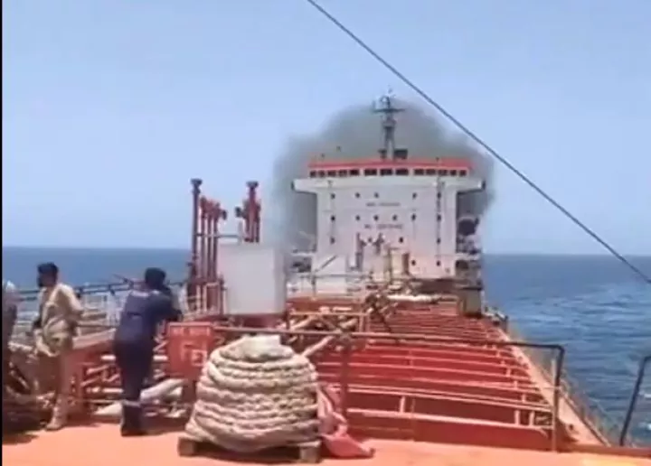 Πυρκαγιά σημειώθηκε σε πετρελαιοφόρο ανοικτά των ακτών του Ομάν (vids)