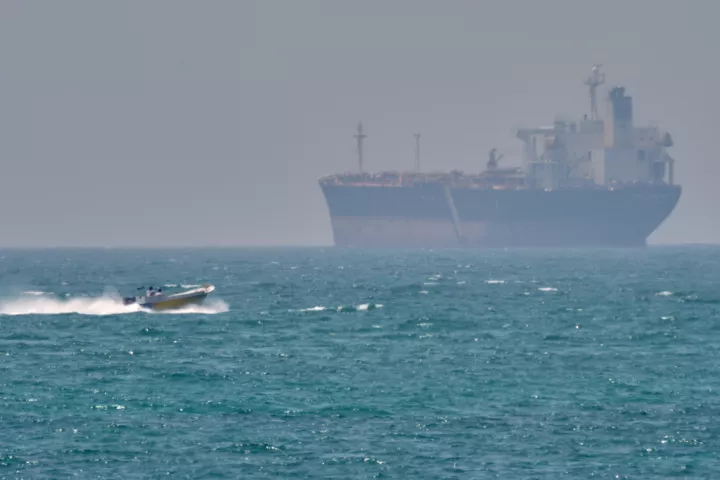 Η ΕΕ υιοθετεί κυρώσεις εναντίον αυτών που αποκλείουν τα Στενά του Ορμούζ