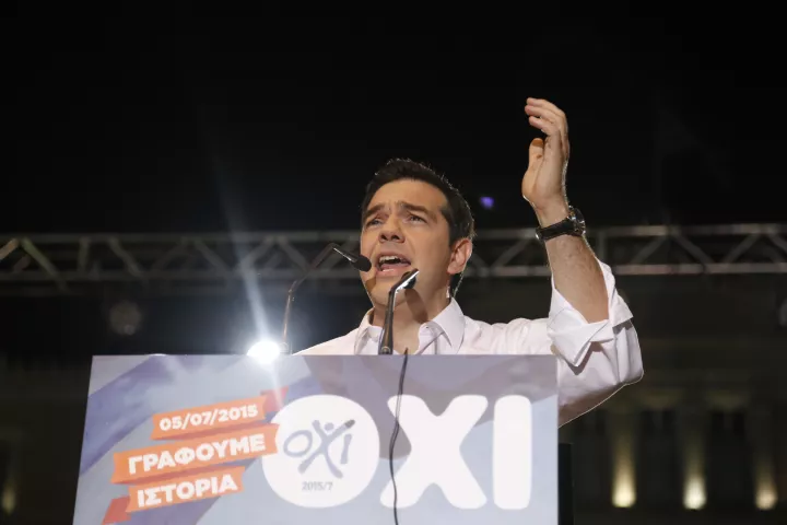 Στο Χιλιοστό: Οι ώρες που η Ελλάδα βρέθηκε μια ανάσα από το Grexit, το «Όχι» που έγινε «Ναι» και το τηλεφώνημα Ολάντ στον Τσίπρα