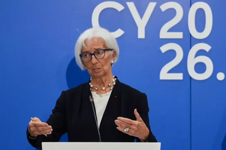 Διπλή παγίδα για τη Λαγκάρντ μετά την αύξηση των επιτοκίων