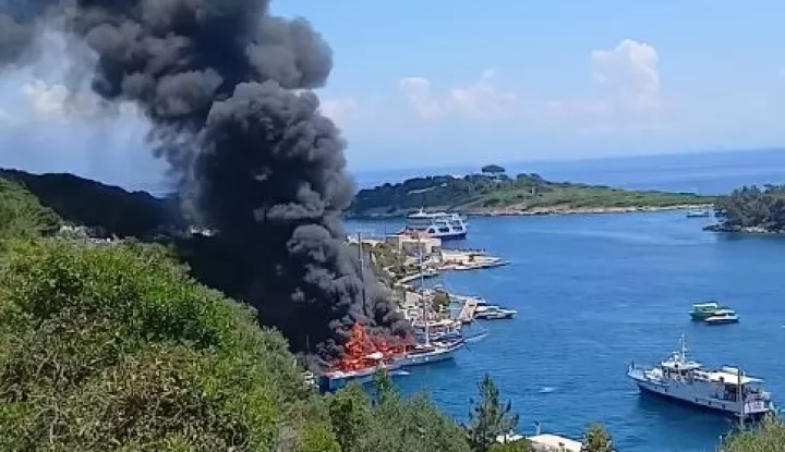 Υπό έλεγχο η φωτιά στα δύο τουριστικά σκάφη στο λιμάνι των Παξών (pic&vids)