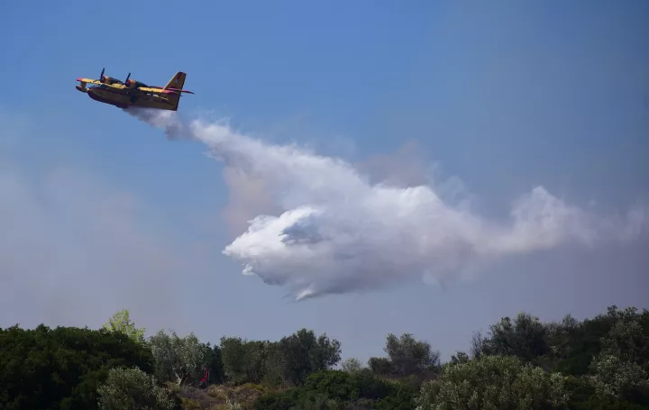 Υπό μερικό έλεγχο η φωτιά στην Κερατέα, σηκώθηκαν εναέρια μέσα