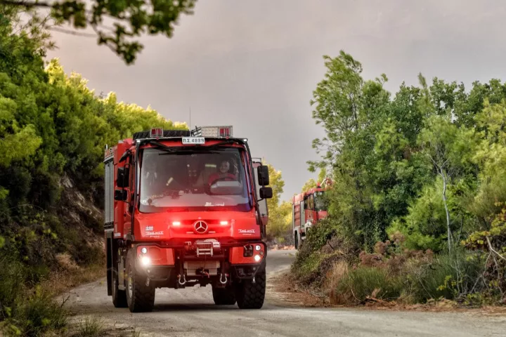 Πυρκαγιές σε Κορινθία και Μέθανα - Στη μάχη και τα εναέρια μέσα