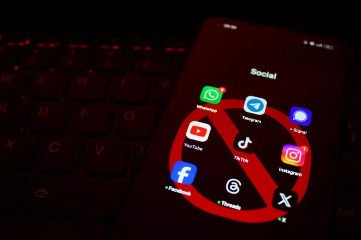 Βρετανία: Εξετάζει την απαγόρευση των social media σε παιδιά κάτω των 16 ετών