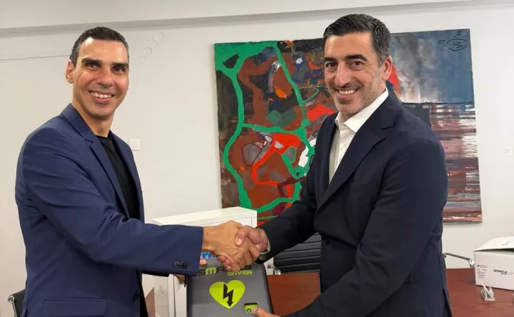 Το υπ. Υγείας παρέλαβε 10 αυτόματους εξωτερικούς απινιδωτές, δωρεά της εταιρίας «Stoiximan»