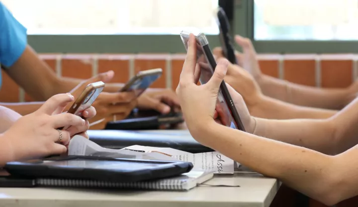 Όλο και περισσότερες χώρες απαγορεύουν τα social media σε ανηλίκους