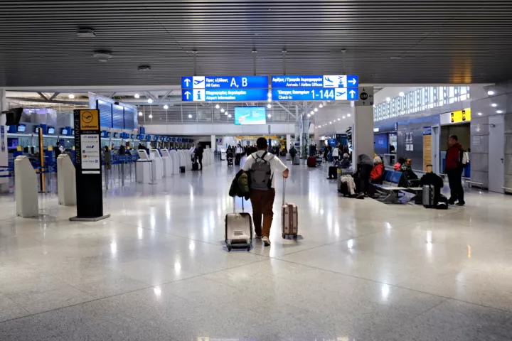 ΕΕ: Συμφωνία για τα δικαιώματα αεροπορικών επιβατών – Τι ισχύει για αποζημιώσεις, αποσκευές και έκτακες περιστάσεις 