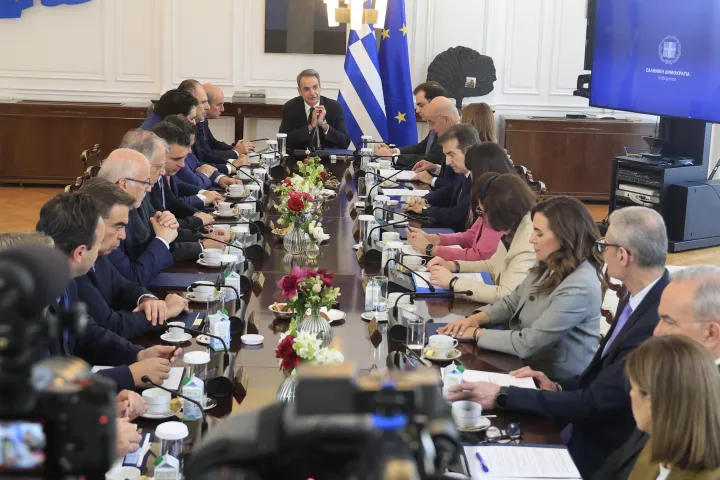Ακρίβεια: Πώς αντιμετωπίζει η κυβέρνηση τη συμφωνία ΗΠΑ - Ιράν για την πτώση των τιμών