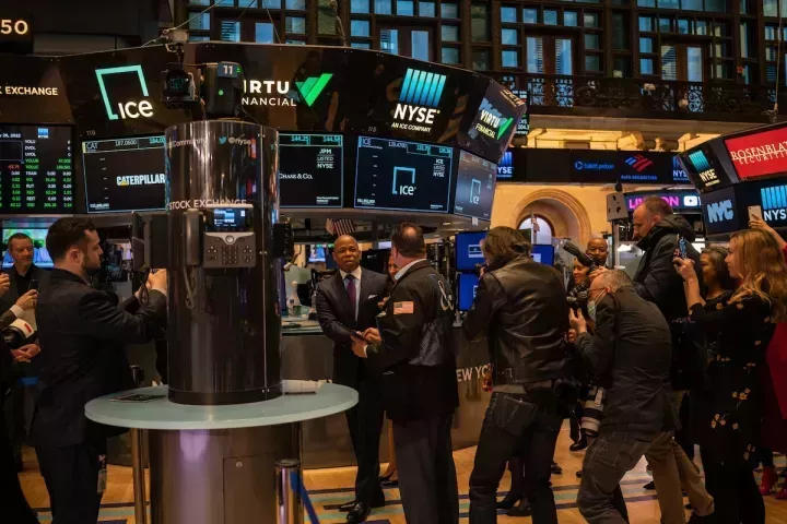 Wall Street: Νέο ενδοσυνεδριακό ρεκόρ του Dow Jones, πάνω από τις 52.100 μονάδες
