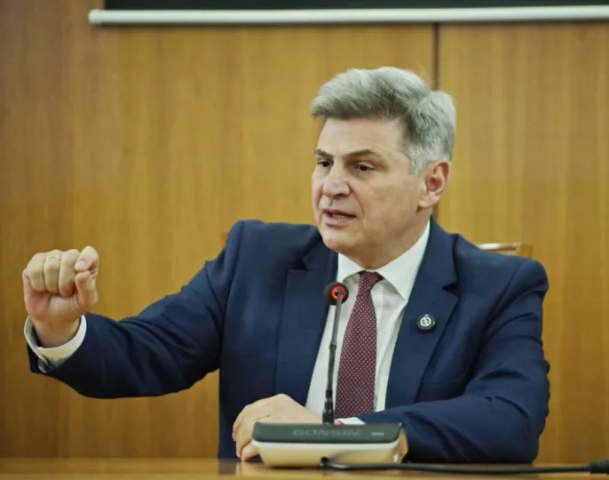 Φαραντούρης: Πρωτοφανές παράδοξο μία χώρα να χτυπά την πόρτα της ΕΕ και να απειλεί κράτη - μέλη της