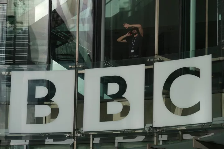Το BBC θα καταργήσει 550 θέσεις εργασίας έως τον Μάρτιο του 2027