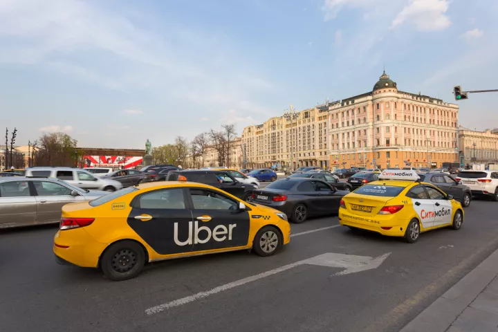 Η Uber φέρνει premium υπηρεσία robotaxi στο Χιούστον το 2027