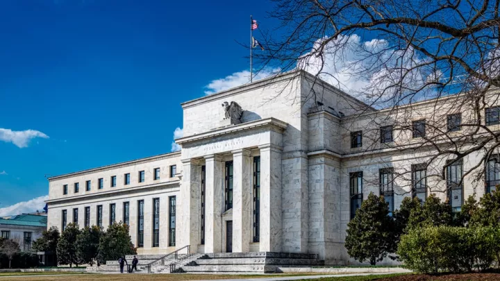 Αμετάβλητα διατήρησε η Fed τα επιτόκια - Πτώση στη Wall Street
