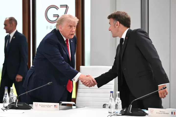 Πώς ο Μακρόν έφερε τον Τραμπ πιο κοντά στο Κίεβο - Η φωτογραφία που άλλαξε τη στάση του στη Σύνοδο της G7