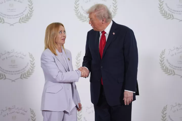 Τραμπ: Η Μελόνι με ικέτευε για μια φωτογραφία, την λυπήθηκα