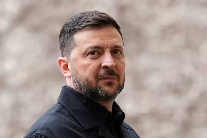 Η Πολωνία αφαιρεί από τον Ζελένσκι την ανώτατη διάκριση που του είχε απονείμει