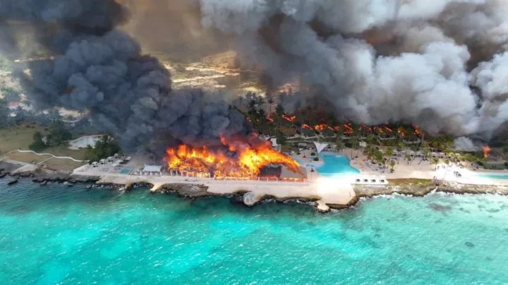 Τεράστια πυρκαγιά σε ξενοδοχείο στη Δομινικανή Δημοκρατία: Ένας νεκρός, απομακρύνθηκαν 1.700 τουρίστες (vids)