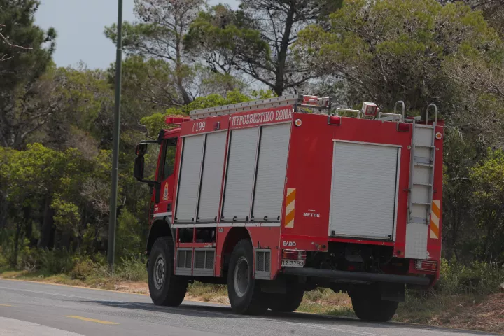 Συναγερμός στην Κορινθία: Δύο πυρκαγιές σε Άνω Αλμυρή και Αγγελόκαστρο - Επιχειρούν 4 αεροσκάφη και 2 ελικόπτερα