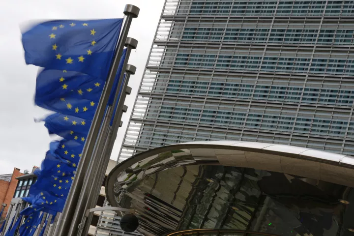 FT: Σχέδιο της Κομισιόν για χαλάρωση των κανόνων στις ευρωπαϊκές τράπεζες