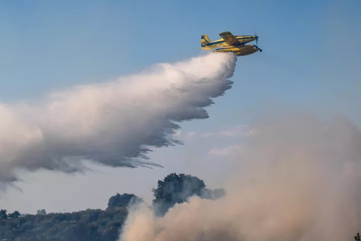 Φωτιά στη Σύρο, επιχειρούν δύο αεροσκάφη - Μήνυμα από το 112, εκκένωση της περιοχής Τρία Λαγγόνια