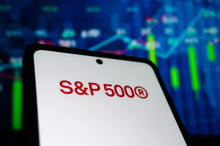 Barclays: Ανεβάζει τον στόχο για τον S&P 500 στις 7.800 μονάδες, παρά τους αυξανόμενους κινδύνους