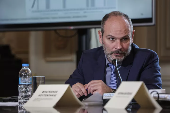 Ο σκιώδης υπουργός Οικονομικών πίσω από τον Κουτεντάκη